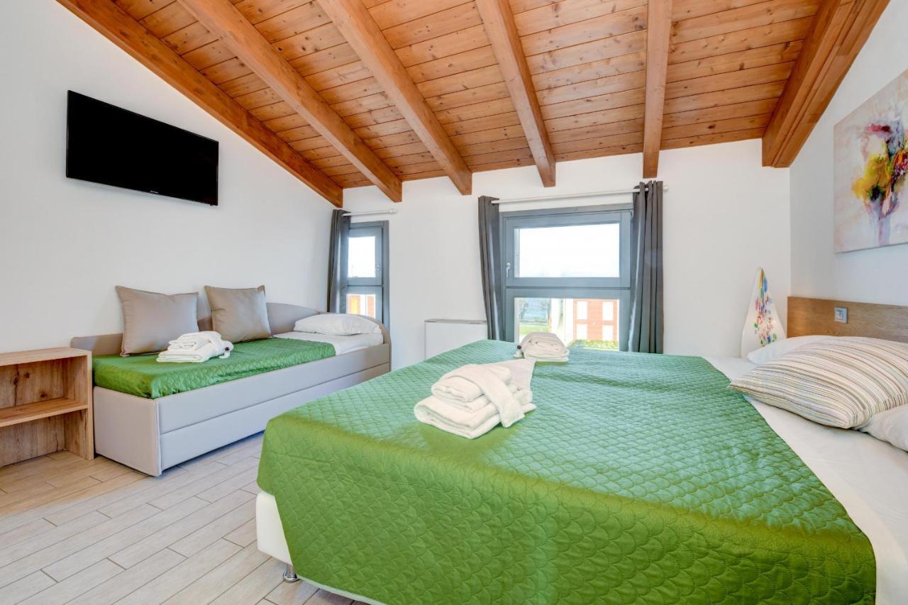 Borgo Gasparina Family Apartments Кастельнуово-дель-Гарда Экстерьер фото