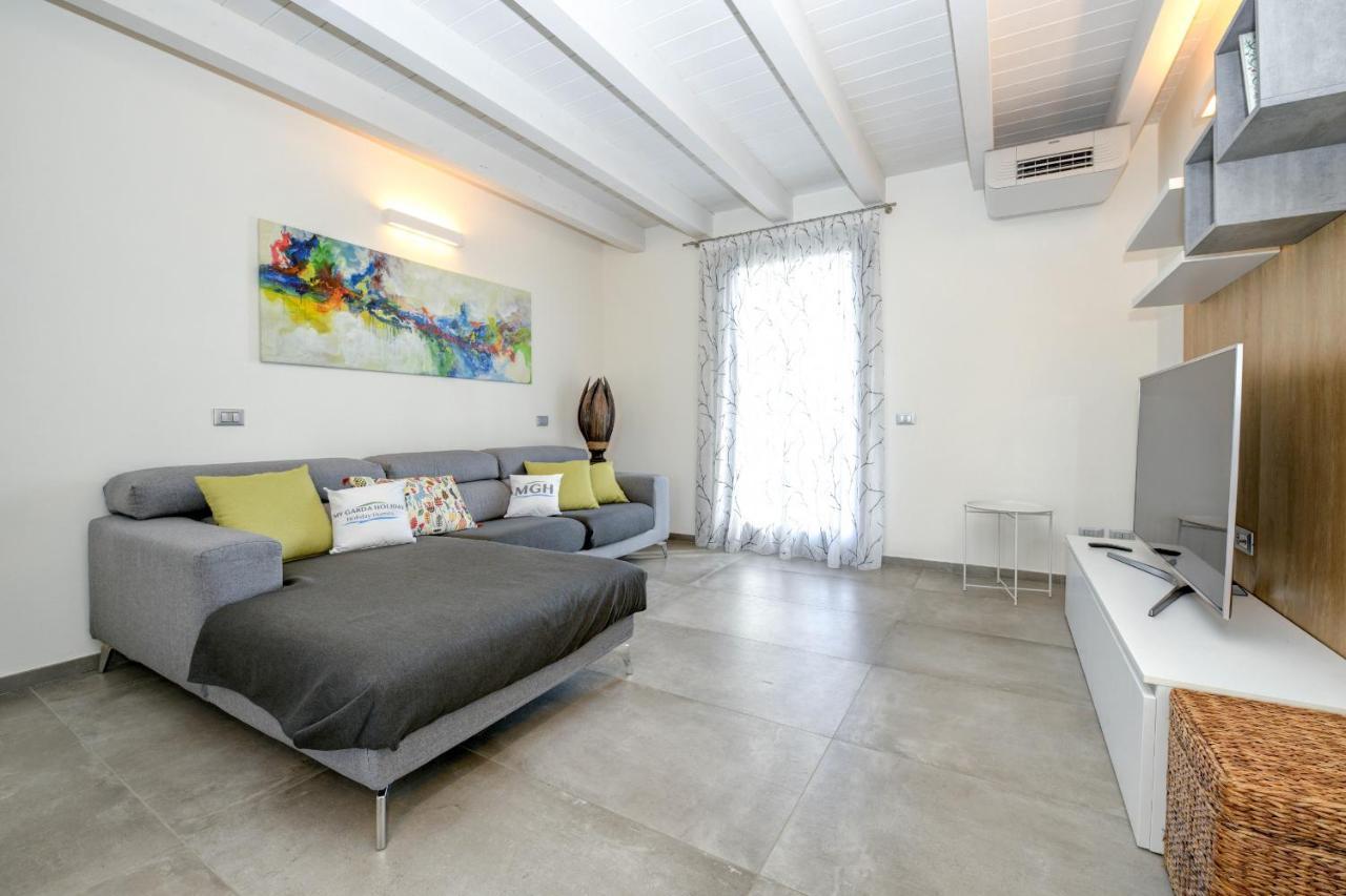Borgo Gasparina Family Apartments Кастельнуово-дель-Гарда Экстерьер фото